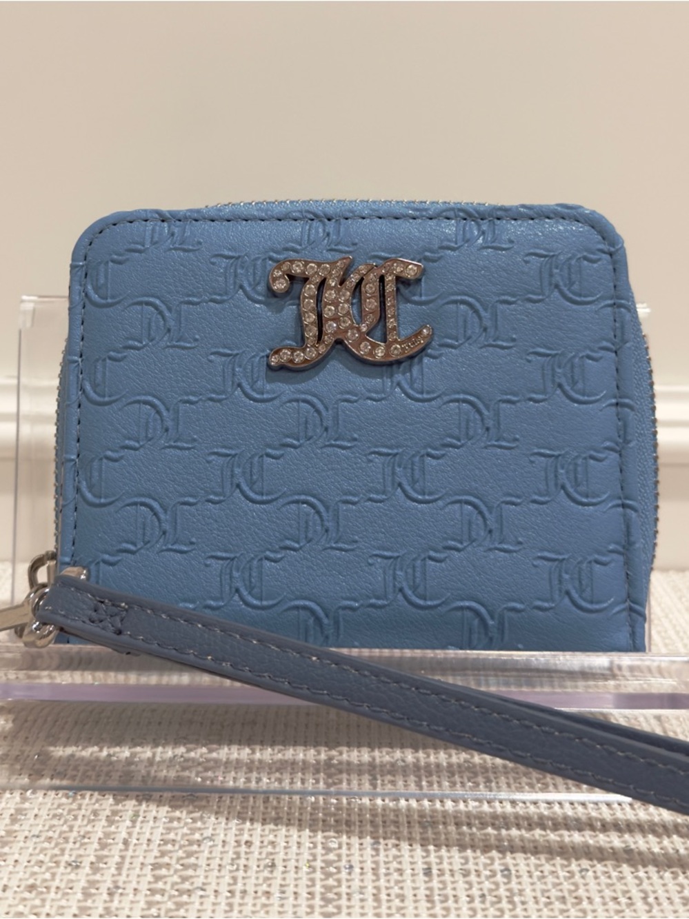 ✨🩵 Juicy Couture That Bling Blue Heritage Embossed Small Wristlet Wallet - Picture 4 of 15